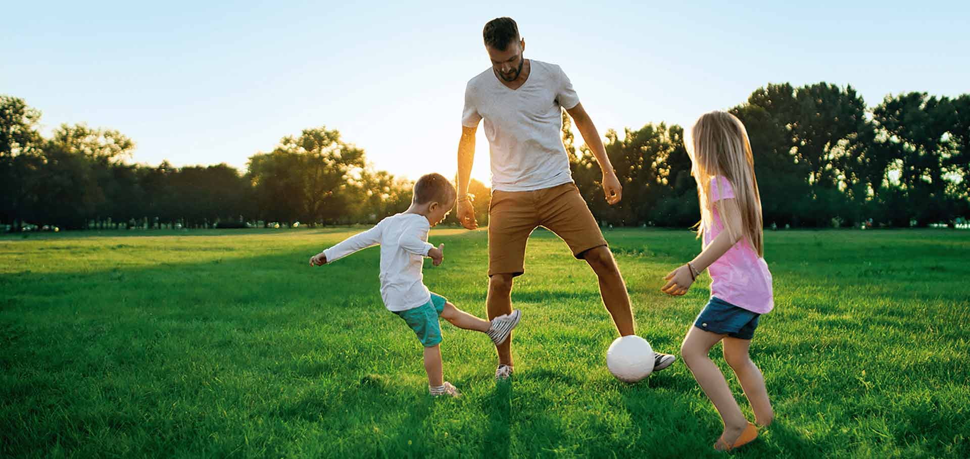 Pasa momentos agradables con Banana Boat y tu protector solar favorito, compartiendo tiempo de calidad bajo el sol en familia en el parque de juegos.