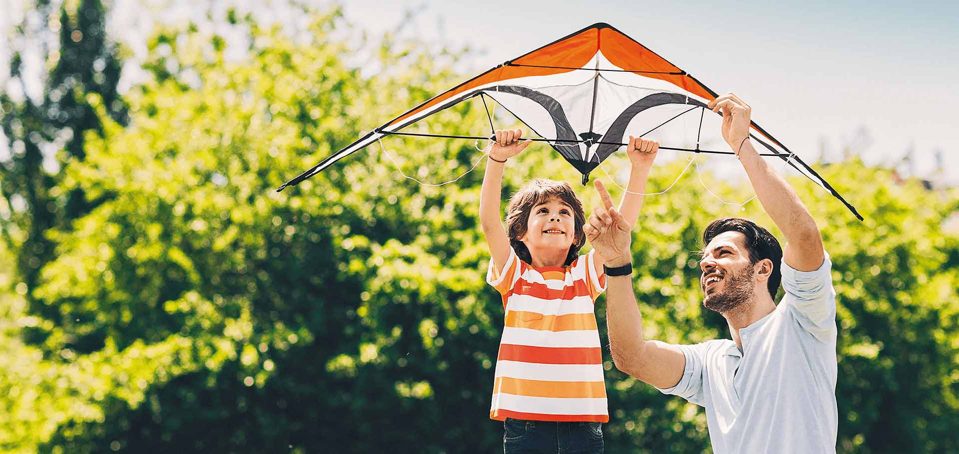 Pasa momentos agradables con Banana Boat y tu protector solar favorito, compartiendo tiempo de calidad bajo el sol en familia en el parque de juegos.